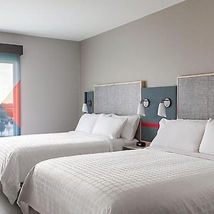Standard Queen Room Two Queen Beds Mobility Accessible Tub